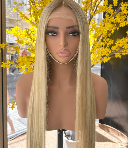 CHELSEA – Blond très clair à racines légèrement foncées